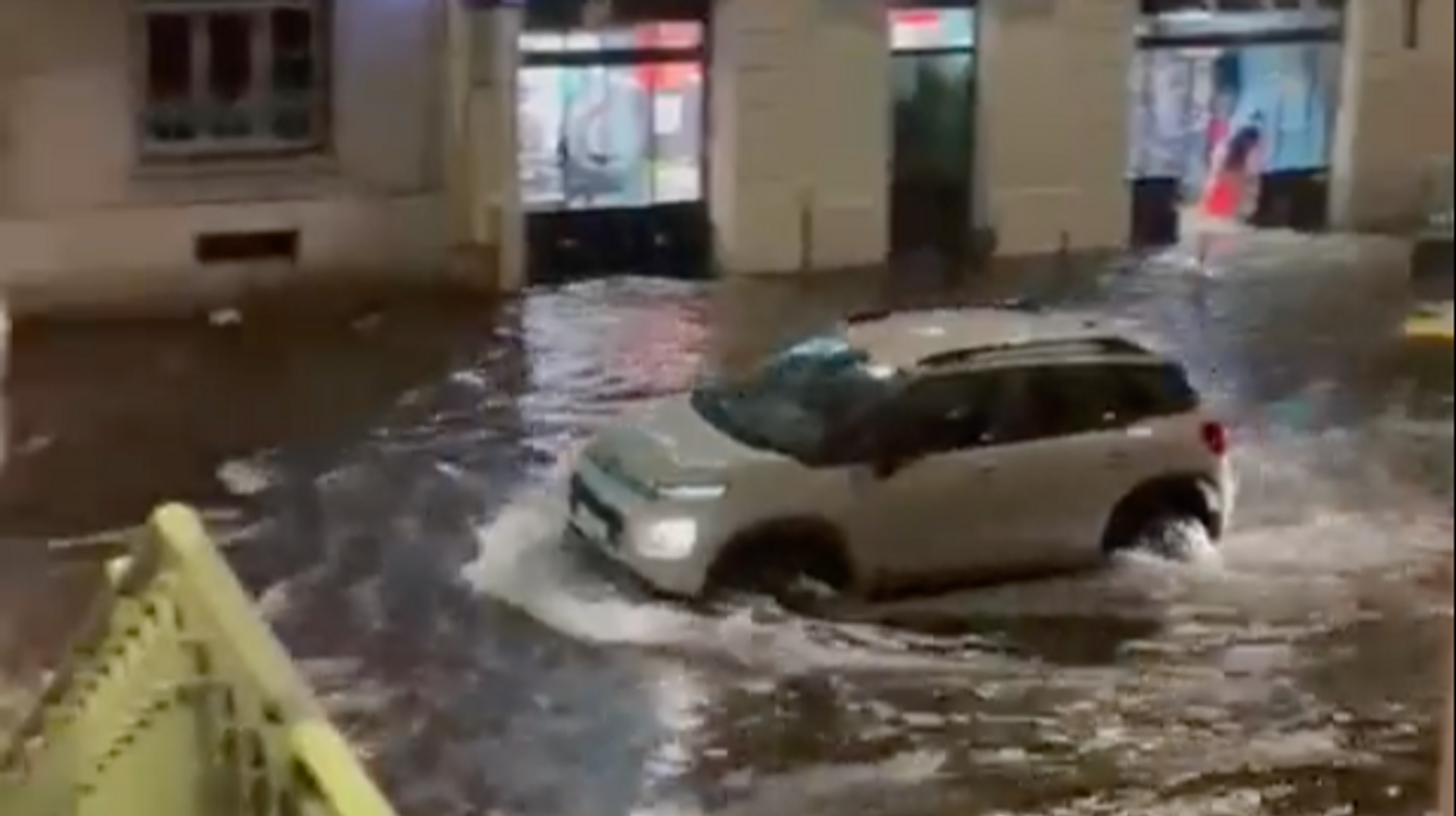 Les pieds dans l’eau : le canal St Martin a débordé hier à Paris
